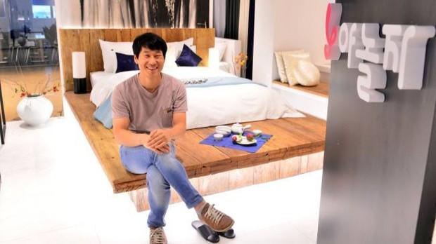Lee Su Jin/Foto: Freepik.com/The Investor Pria asal Korea ini memulai karirnya sebagai petugas kebersihan dan berhasil meraup penghasilan sebesar Rp 18,6 triliun